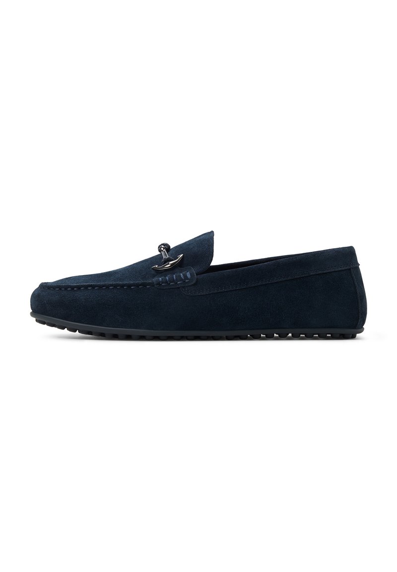 Marineblå ruskind loafers med et syet design, rund tå og en dekorativ metallakcent øverst. Tekstureret gummisål.