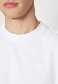 Diesel BOGGY MEGOVAL - Μπλουζάκι με στάμπα - white