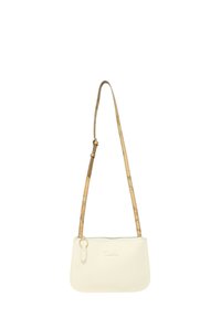 Borsa a spalla in pelle bianca con una tracolla a motivo testurizzato. Presenta una chiusura con zip e un logo impresso sul davanti. Design compatto e slanciato.
