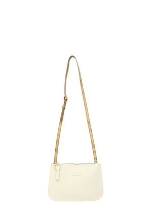 Borsa a spalla in pelle bianca con una tracolla a motivo testurizzato. Presenta una chiusura con zip e un logo impresso sul davanti. Design compatto e slanciato.