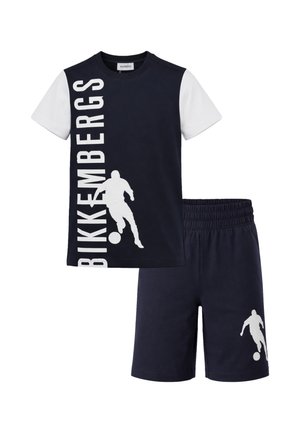 Maglietta a maniche corte blu navy e bianca con la scritta "Bikkembergs" e una grafica di un giocatore di calcio, abbinata a pantaloncini blu navy con la stessa grafica.