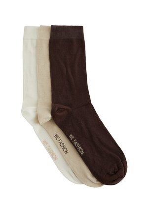 Drei Paar schlichte Knöchelsocken in Weiß, Beige und Dunkelbraun, jeweils mit dem Text "WE FASHION" nahe den Zehen.