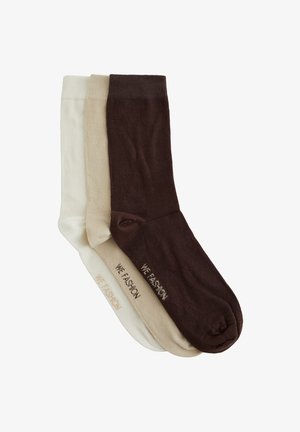Drei Paar schlichte Knöchelsocken in Weiß, Beige und Dunkelbraun, jeweils mit dem Text "WE FASHION" nahe den Zehen.