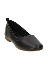 Ballerine in pelle nera con punta affusolata, dettagli di cucitura minimi e suola in gomma marrone bassa. Presentano una piccola linguetta sul tallone per una facile calzata.