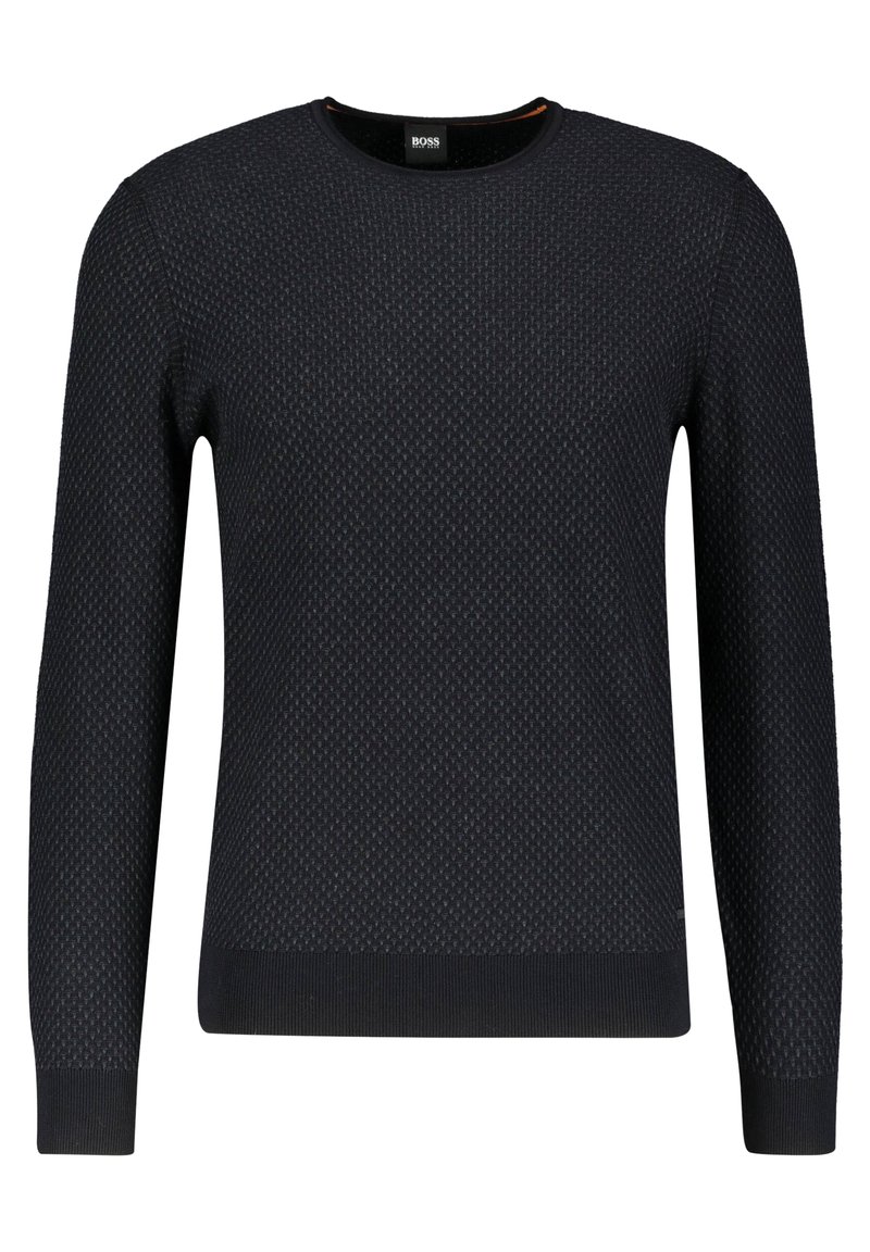 Mörkblå stickad tröja med rund halsringning, långa ärmar, strukturerat mönster samt ribbade mudd och fåll. Varumärkesetikett synlig.