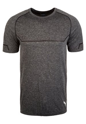 Ciemnoszara sportowa koszulka z krótkim rękawem, z teksturowanym panelem na klatce piersiowej i małym logo Puma przy dole.