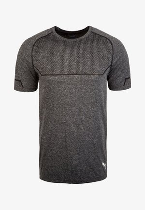 T-shirt de sport gris foncé à manches courtes avec un panneau texturé sur la poitrine et un petit logo Puma près de l'ourlet.