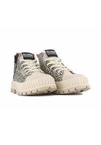 Sneaker alte con una tomaia in tela beige a stampa leopardata, suola in gomma crema e accenti neri e arancioni a contrasto sul tallone.