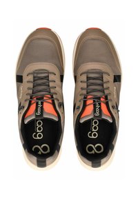 Lekkie sneakers w kolorze taupe z siateczkowymi detalami, pomarańczowymi akcentami, czarnymi sznurowadłami i kontrastującą białą podeszwą. Posiadają logo na wkładce.