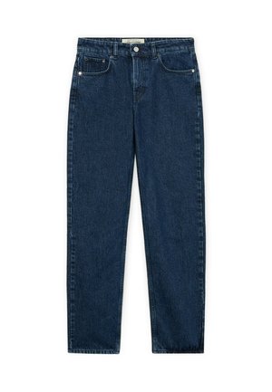 Proste dżinsy z ciemnoniebieskiego denimu z pięcioma kieszeniami i zapięciem na guziki i zamek błyskawiczny, ułożone płasko na białym tle.