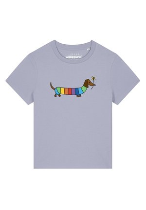 Lichtpaars T-shirt met een cartoon teckel die een regenbooggestreepte trui draagt en een gele bloem in zijn mond houdt.