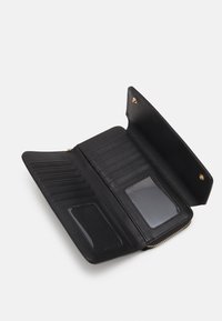 Portefeuille en cuir noir avec plusieurs fentes pour cartes, deux sections transparentes pour pièce d'identité et une fermeture à pression sécurisée. Texture lisse avec des accents en métal doré.