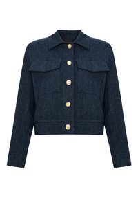 Chaqueta de mezclilla en azul oscuro con un diseño recortado, que cuenta con grandes bolsillos frontales y cierres de botón en tono dorado. Tela texturizada.