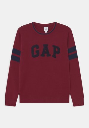 Bordeauxfarbener GAP Kids Pullover mit marineblauen gestreiften Ärmeln und dem Schriftzug "GAP" auf der Brust, mit geripptem Rundhalsausschnitt, Bündchen und Saum.
