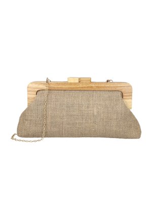 Bolso de mano rectangular beige tejido con marco de madera, cierre dorado y correa delgada de cadena dorada, aislado sobre fondo blanco.