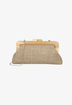 Bolso de mano rectangular beige tejido con marco de madera, cierre dorado y correa delgada de cadena dorada, aislado sobre fondo blanco.