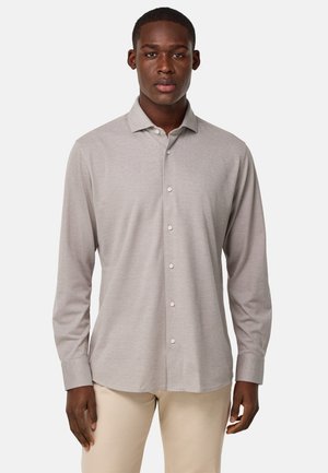 Camicia a maniche lunghe grigio chiaro, con chiusura a bottoni, realizzata in tessuto testurizzato, con colletto classico e bottoni bianchi sul davanti.