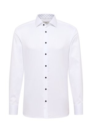 Witte blouse met lange mouwen en een klassieke kraag, voorzien van zwarte knopen aan de voorkant en een patroon aan de binnenkant van de kraag. Gladde stoftextuur.