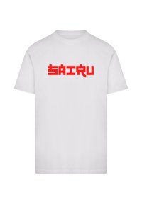 Weißes Baumwoll-T-Shirt mit kurzen Ärmeln, das auffälligen roten Text mit der Aufschrift "SAIRU" in moderner Schriftart zeigt. Glatte Textur, klassischer Schnitt.