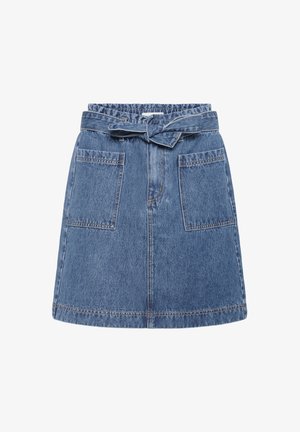 Jupe en denim de teinte bleu clair, avec une taille ajustée munie d'un lien de serrage, et deux poches avant. Coupe droite avec des détails de coutures apparentes.