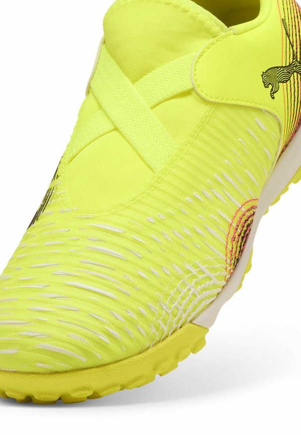 FUSSBALL – Fußballschuh Halle