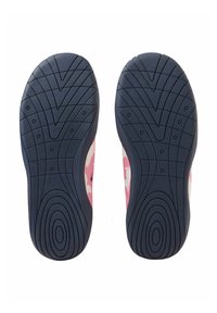 Różowo-biała podeszwa buta ma teksturowany wzór z falistymi liniami i okrągłymi uchwytami, uzupełniona granatowym brzegiem.