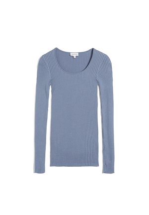 Vaaleansininen, ribbioneuloksella varustettu pitkähihainen paita, jossa on pyöreä pääntie, kapea istuvuus ja näkyvä merkkilappu kauluksella.