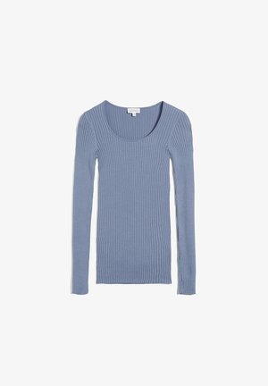 Lichtblauwe geribbelde trui met lange mouwen, een ronde halslijn, een slanke pasvorm en een zichtbaar merkembleem bij de kraag.