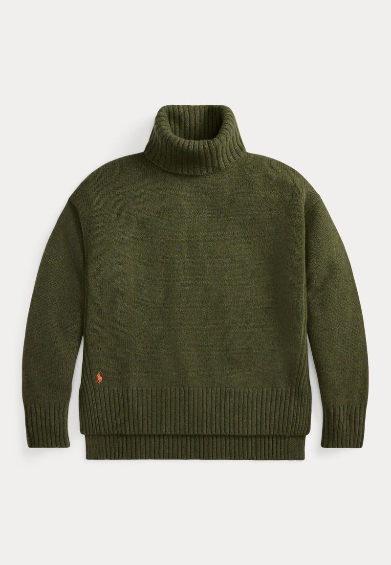 Zielona oliwkowa sweter z golfem o prążkowanej teksturze przy kołnierzu i dolnym brzegu, z małym czerwonym logo w dolnym lewym rogu. Miękki i gruby splot.