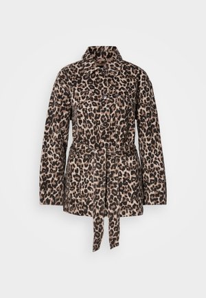 Leopardmønstret jakke i beige og sort med krave, knaplukning foran, to brystlommer, bælte i taljen og struktureret stof.