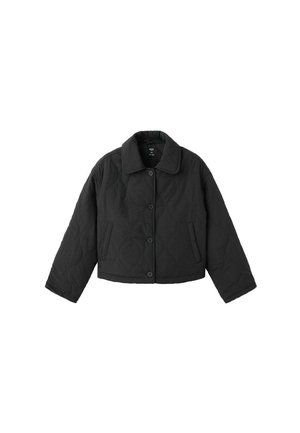 Veste matelassée noire avec un col arrondi, fermeture à boutons et deux poches avant ; présente un motif texturé et des manches légèrement raccourcies.