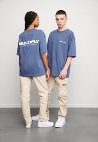 Multiply Apparel FONT  - Triko s potiskem - dark denim