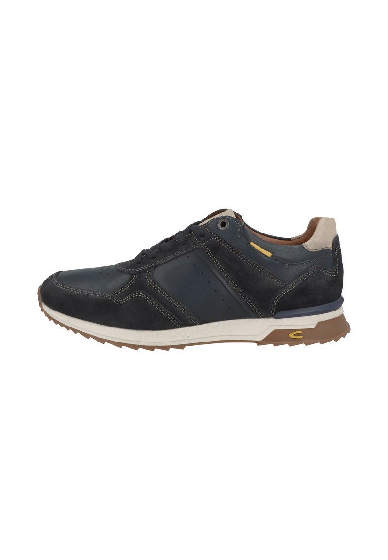 Heren sneaker, donkerblauw leer en nubuck, witte en bruine rubberen zool, vetersluiting, gele accent aan de zijkant, perforatiedetail op het bovenwerk.