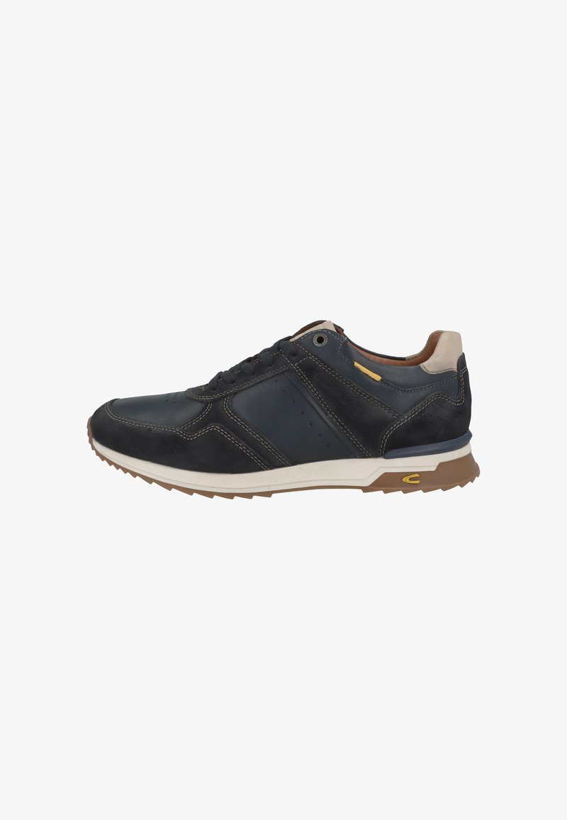 Heren sneaker, donkerblauw leer en nubuck, witte en bruine rubberen zool, vetersluiting, gele accent aan de zijkant, perforatiedetail op het bovenwerk.