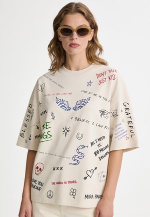 Mira Paris BACK TO SCHOOL OVERSIZED BOXY TEE 26 UNISEX - Print T-shirt - natural raw