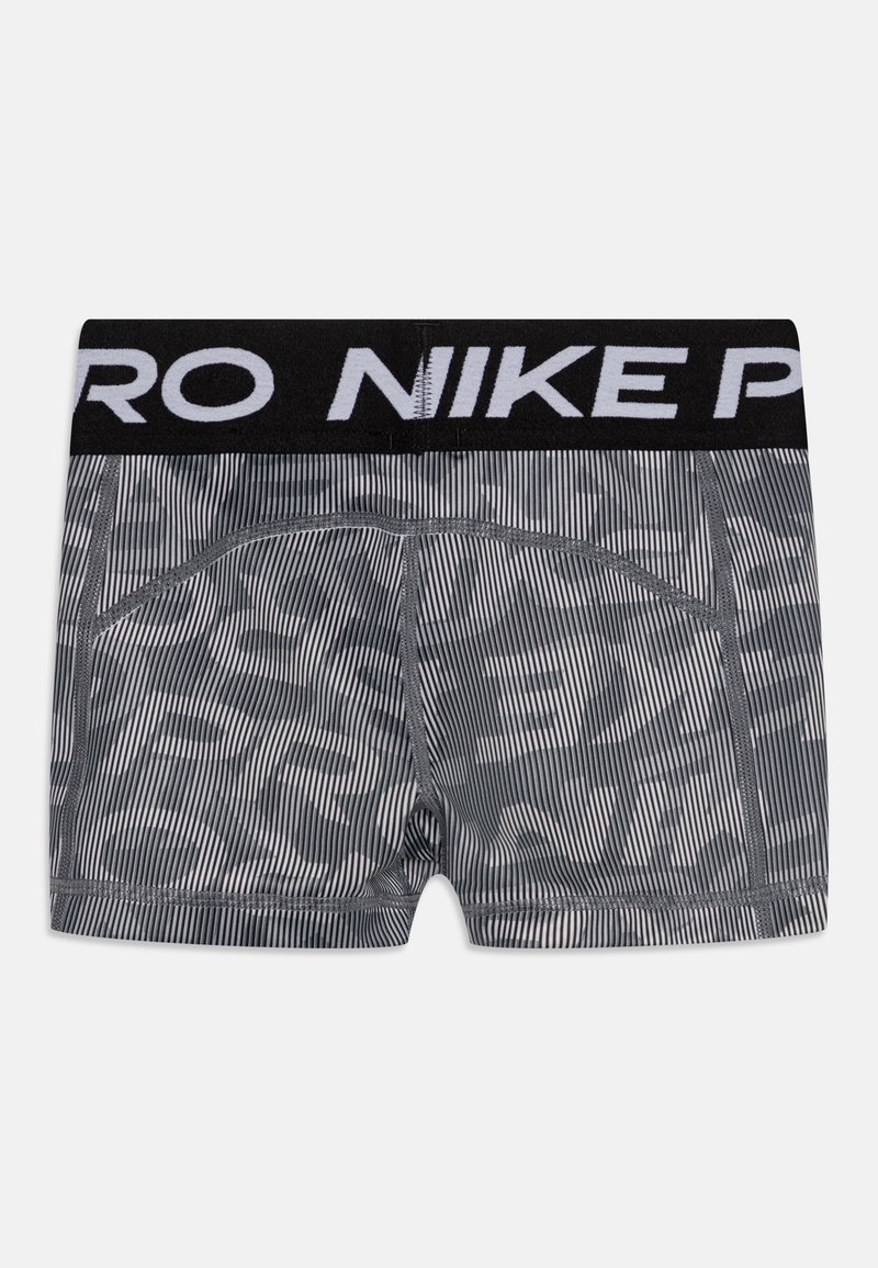 Pantalones cortos deportivos a rayas negros y grises con una cinturilla negra que presenta "NIKE PRO" en blanco. Hechos de una tela elástica y suave con un diseño ajustado.