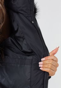 CLOSURE London LONGLINE PUFFER WITH FUR HOOD - Zimní kabát - black
