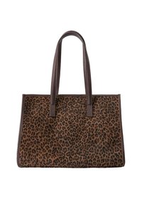 Sac fourre-tout en imprimé léopard avec des accents en cuir marron et des poignées. Forme rectangulaire, texture lisse et bords foncés contrastants.