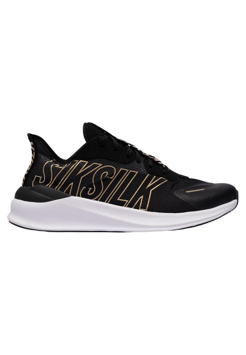 Chaussure de sport noire avec une tige en mesh, arborant le logo "SIKSILK" doré, une semelle intermédiaire blanche amortissante et une semelle extérieure en caoutchouc noire texturée.