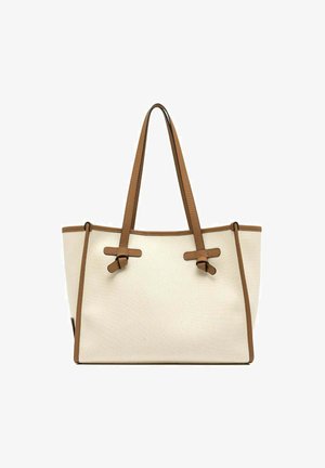 Sac fourre-tout beige avec garniture en cuir marron et longues anses en cuir marron, forme rectangulaire, design simple.