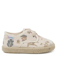 Scarpe in tela beige con stampe fantasiose di animali e personaggi, contorni marroni, suole in stile espadrillas marrone chiaro e design con lacci.