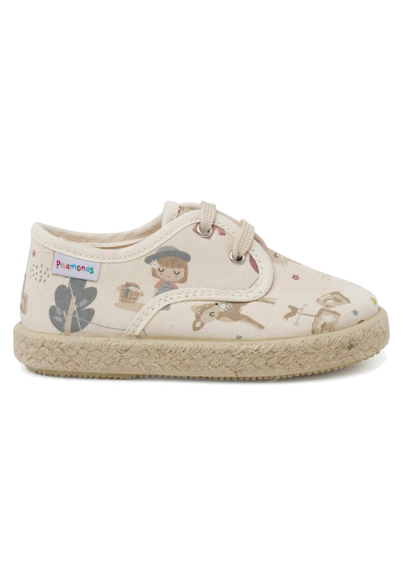 Scarpe in tela beige con stampe fantasiose di animali e personaggi, contorni marroni, suole in stile espadrillas marrone chiaro e design con lacci.