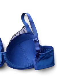 Blauer BH mit einer glatten Stoffschale und einem floralen Spitzenüberzug. Verfügt über verstellbare Satinschulterträger und ein nahtloses Unterband für zusätzlichen Komfort.