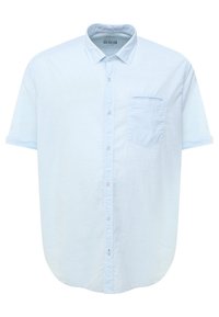 Jasnoniebieska koszula z krótkim rękawem, zapinana na guziki z pojedynczą kieszenią na piersi i zaokrąglonym dołem. Wykonana z miękkiej, fakturowanej tkaniny.