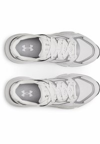 Weiße Sportschuhe mit einem Obermaterial aus Mesh und Synthetik, grauen Akzenten und einer strukturierten Sohle mit sichtbar Logo auf der Zunge.