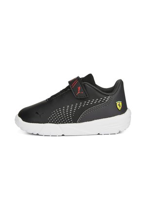 Basket bébé noire avec semelle blanche, logos rouges Puma sur la bride et le côté, design à pois sur le côté, et écusson jaune Ferrari près du talon.