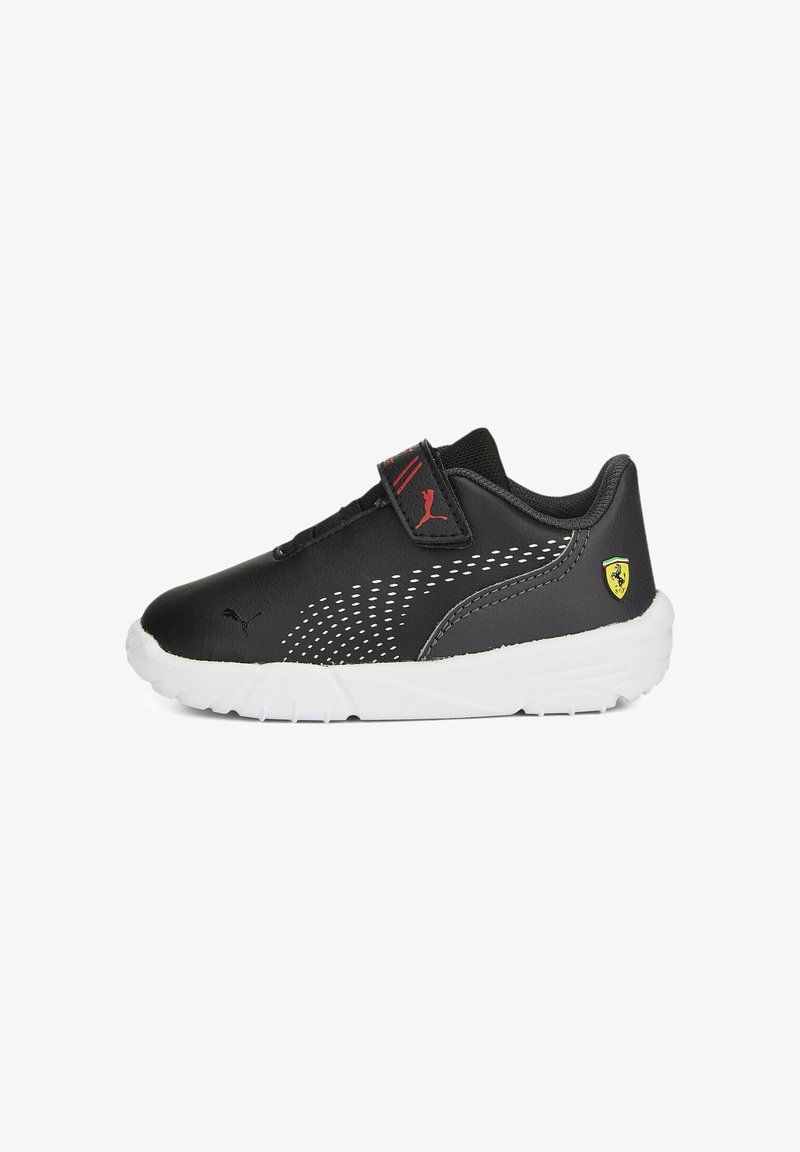 Basket bébé noire avec semelle blanche, logos rouges Puma sur la bride et le côté, design à pois sur le côté, et écusson jaune Ferrari près du talon.