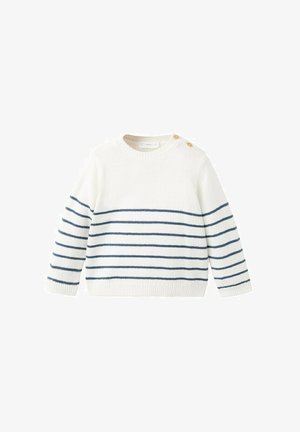 Witte gebreide trui met marineblauwe horizontale strepen op de mouwen en het lichaam, voorzien van twee houten knopen op de linkerschouder.