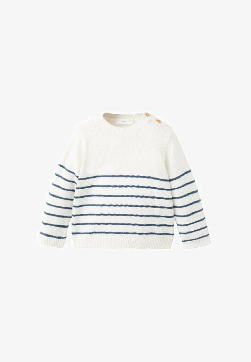 Witte gebreide trui met marineblauwe horizontale strepen op de mouwen en het lichaam, voorzien van twee houten knopen op de linkerschouder.