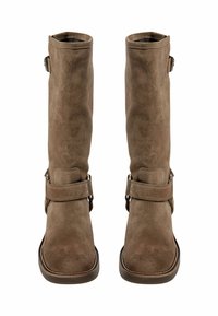 Brūni zamšādas līdz ceļiem augstie zābaki ar platu zoli, kas apvieno sprādzes detalizāciju un gludu tekstūru. Apaļš purngalis un vienkāršs dizains.